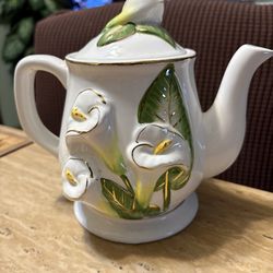 Cala Lily Porcelain Tea Kettle with lid