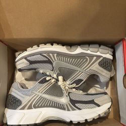 Nike Vomero 5 Light Ore Grey Size 10 Brand New