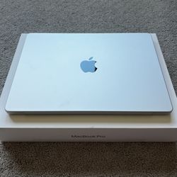 LIKE NEW EXCELLENT Condition 14.2” Apple M5 MacBook Pro 16GB RAM, 512GB, Silver (only four battery cycles total, original Apple Warranty 12/29/2026)