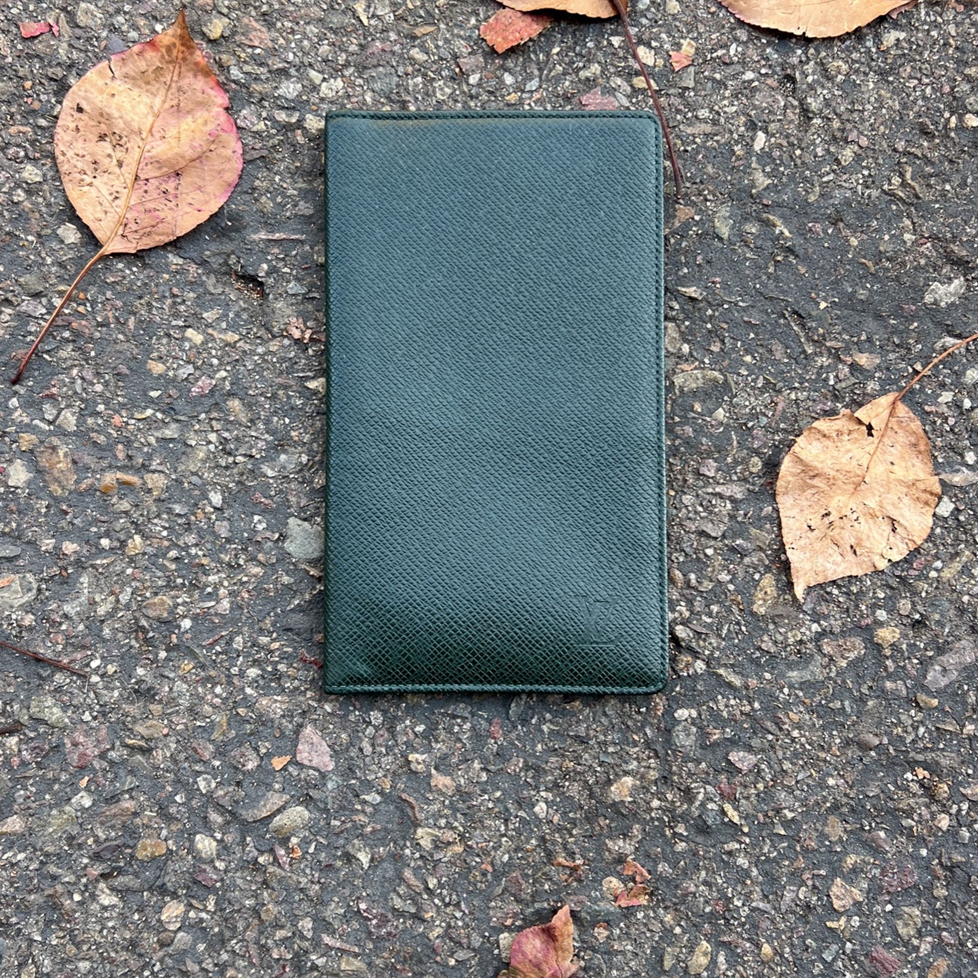 Louis Vuitton Taiga wallet