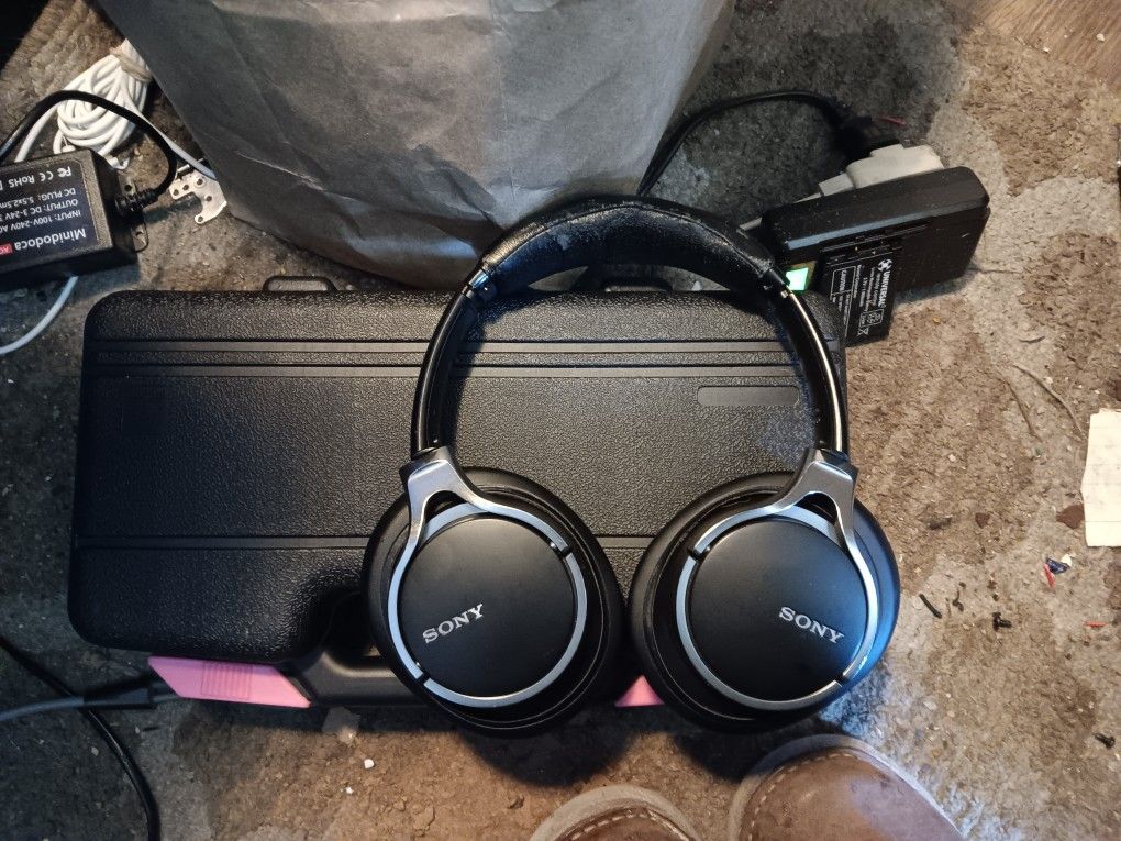 Sony MDR10R high Res Stereo Wired Headphones Work Great