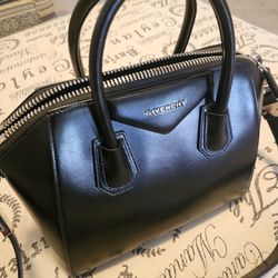 Mini Antigona bag in Box leather

