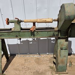 Heavy Frame Wood Lathe – Fully Loaded – Live Center & Chuck – Works Great!