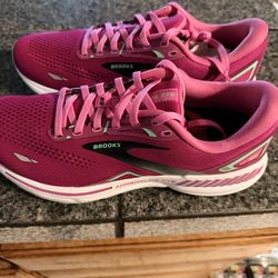 Brooks Adrenaline GTS 23 running shoes
