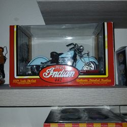 1:10 SCALE 1942 INDIAN MOTORCYCLE 