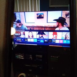 250 CASH ONLY 55  INCH SCREEN  NEED GONE   Large Scree Pictue Quality Surround Sound Quality   U Can By bracket  Or Stand   In Stor Message Anita