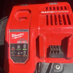 Milwaukee  Rápid Charger 