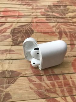 Apple AirPods with Charging Case (2nd Generation)