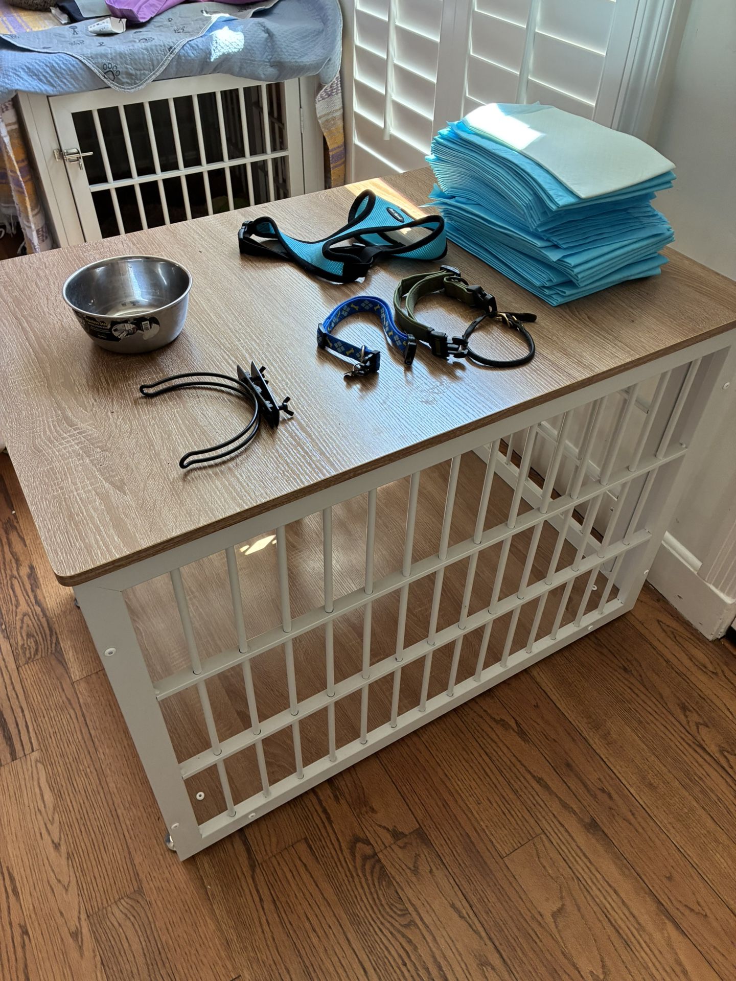Dog Crate With Wooden Top Plus Accessories – Like New! ($150 OBO)