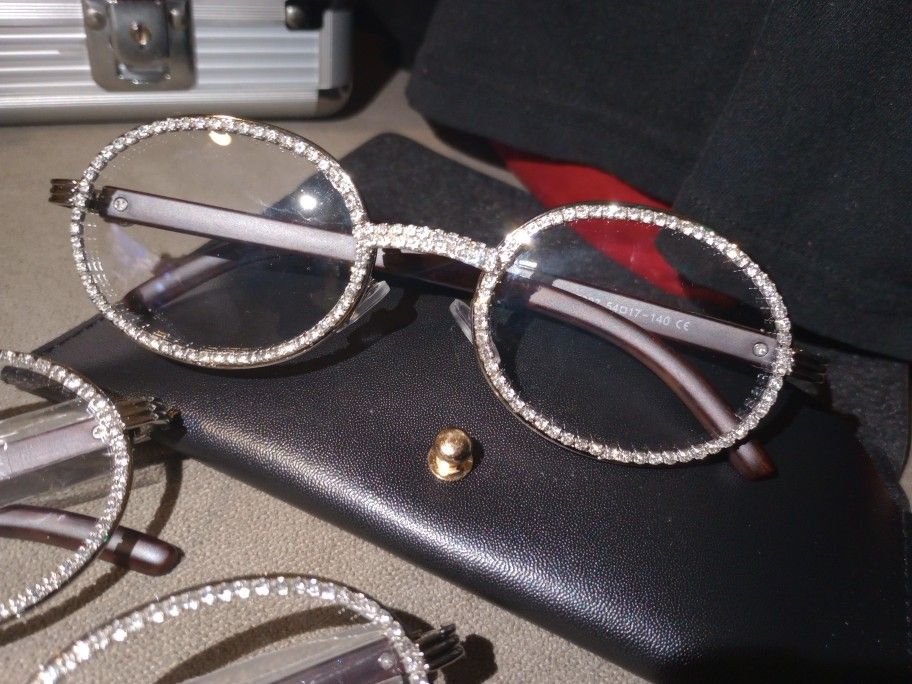 🔥one Glasses🔥Imported✈️ Real Diamonds, but they’ve been produced in the Lab🔥Same VVS Clarity, Colorful Shine🔥 they look identical to Natural EARTH