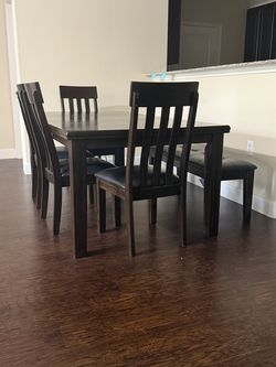 Like-New Dining Table Set – 4 Chairs + Bench