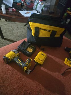 20Vmax 1/4in impact 8AH battery and charger toolbag