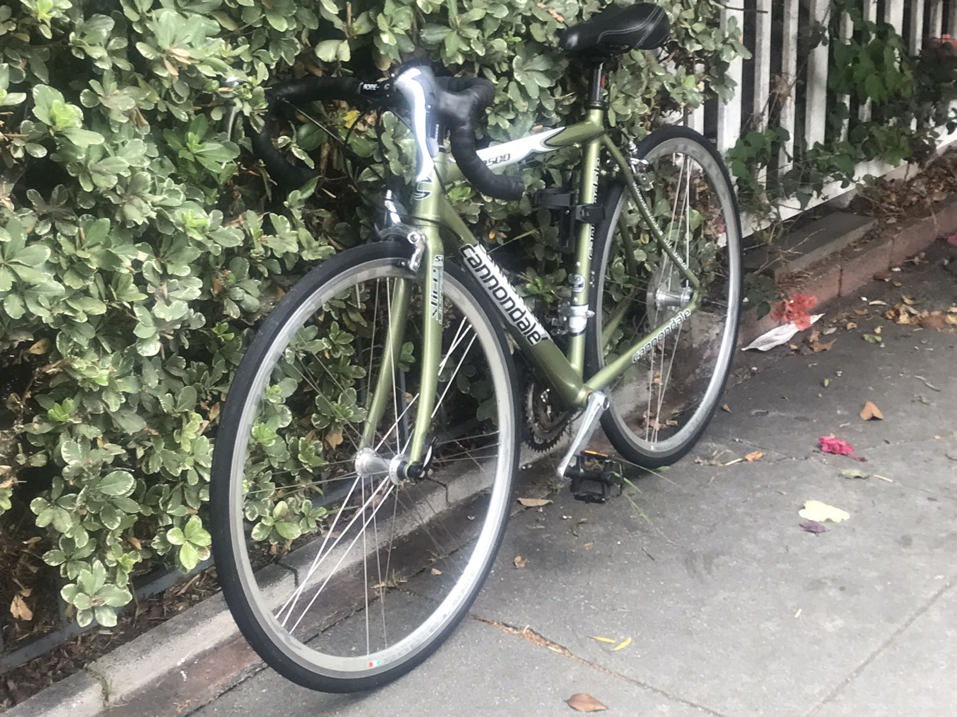 CANNONDALE ROAD BIKE. R500 SLICE ULTRA