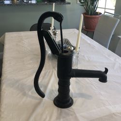 Antique functional hand water well pump 19” tall cast iron very heavy