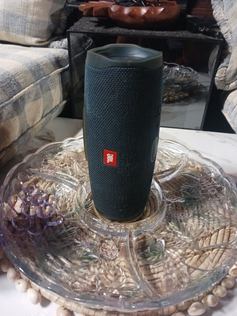 JbL Charge 4