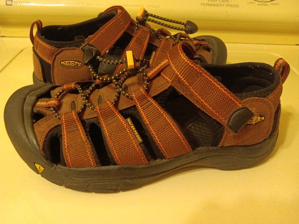 Men's Size 6 Keen Waterproof Sandals