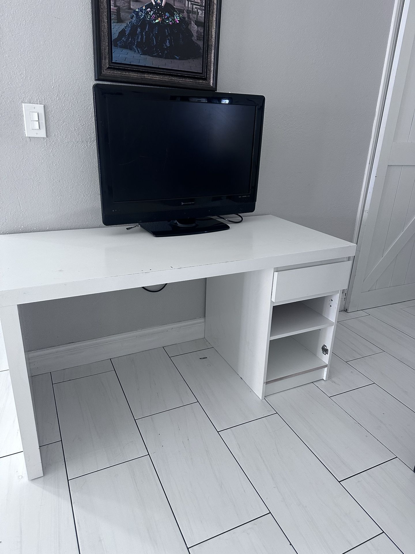 ikea Desk + 32” Tv