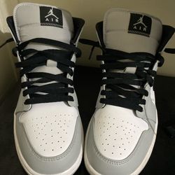 Air Jordan’s 1mid Light Smoke Grey 9.5men 