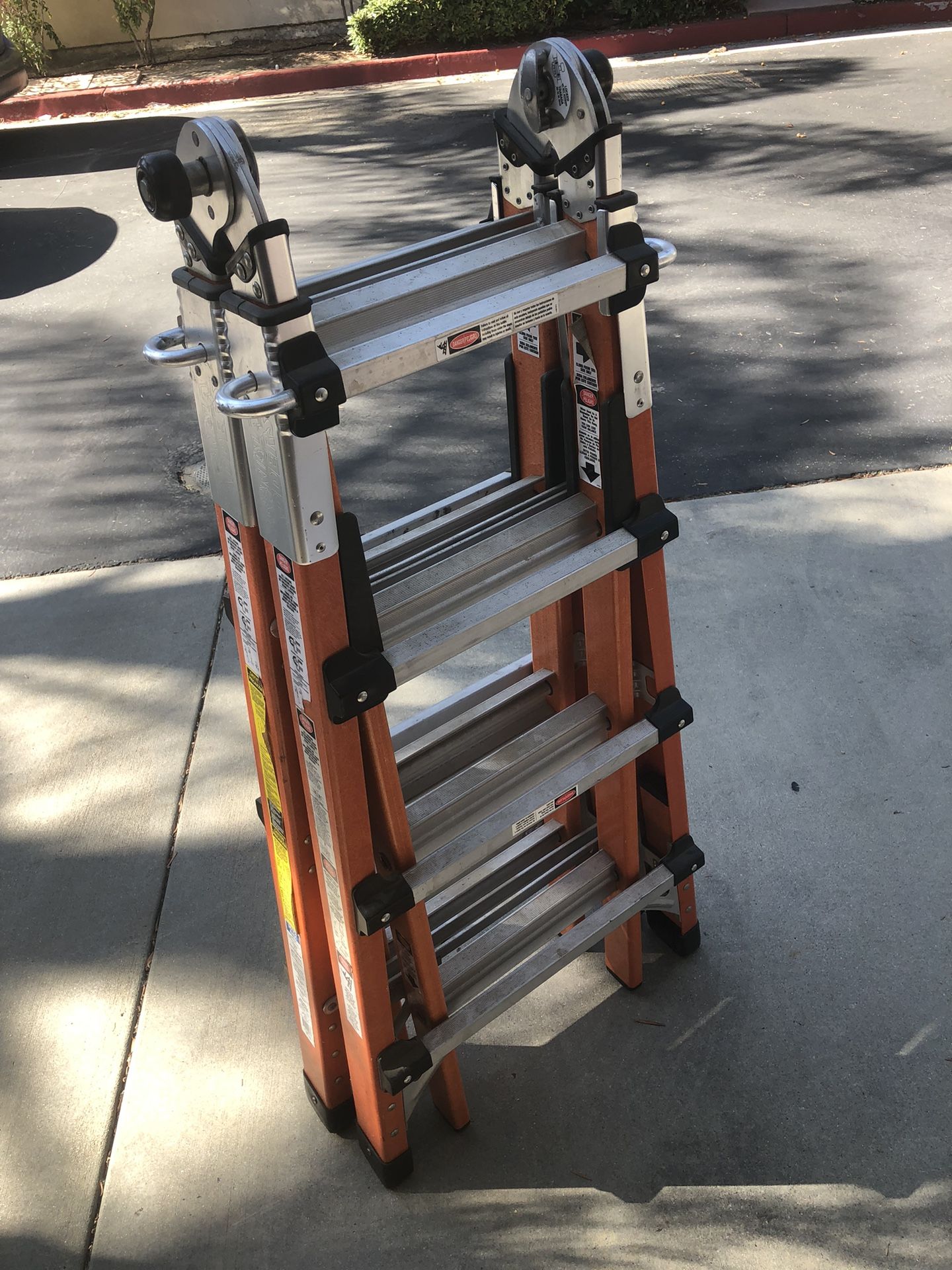 17’ Tricam Fiberglass Gorilla ladder 300LB Capacity