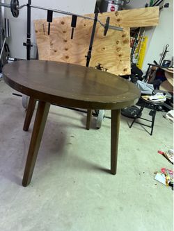 Stand alone round table