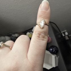 18k Yellow Gold Natural White Sapphire Ring