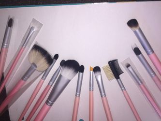 Crown make up brushes