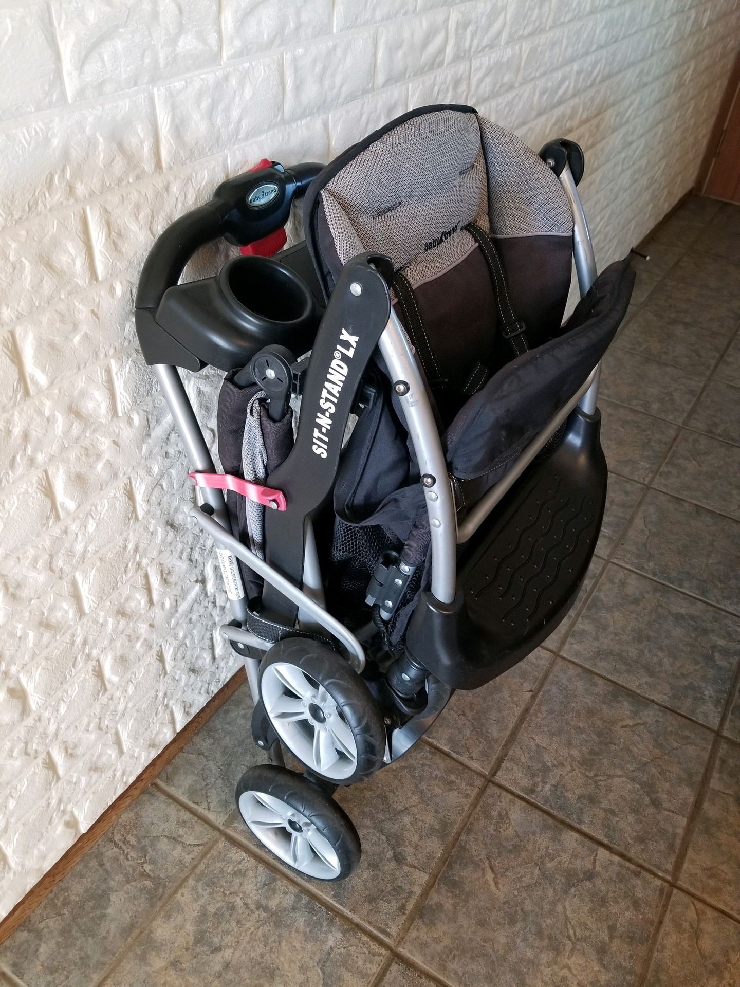 Baby Trend Sit-n-Stand LX stroller, model 7385LX. Great condition with a standing or sitting option, or for two kids. Has cup holders with an enclos