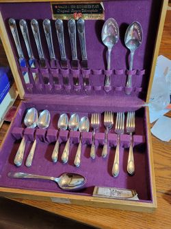 Rogers Brothers Garland Flatware SERVICE FOR 8 