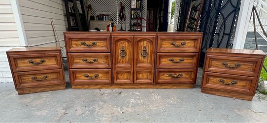 Solid wood Dresser and 2 Nightstand! Dresser L69xD18xH30”/ tables L24xD18xH22”