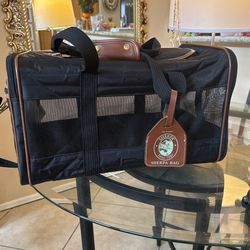 Large heavy duty, Sherpa pet carrier excellent shape, hardly used