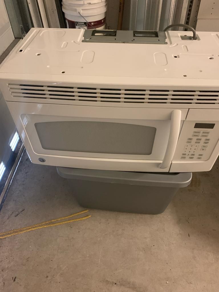 FREE Microwave GE over the Range (White) IT DOESN’T WORK for Sale in Medley, FL OfferUp