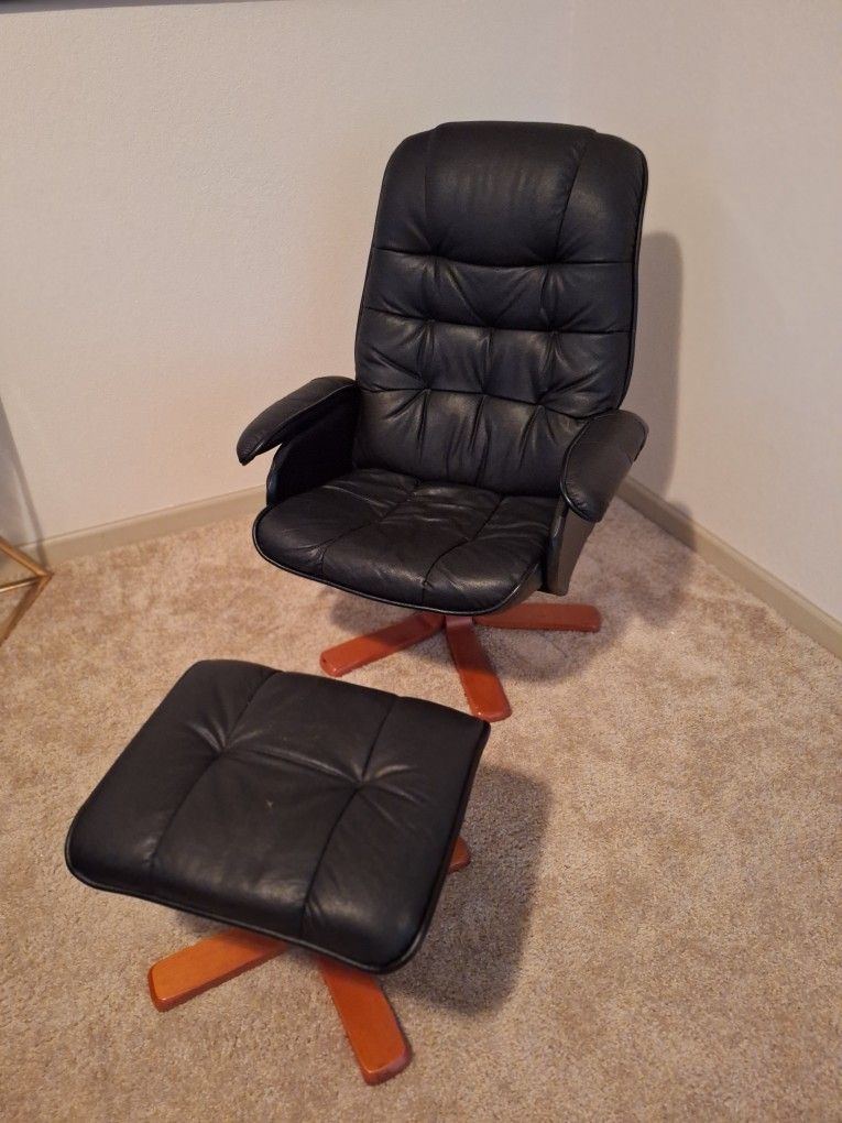 LEATHER RECLINER CHAIRS AND OTTOMANS BY CHAIRWORKS