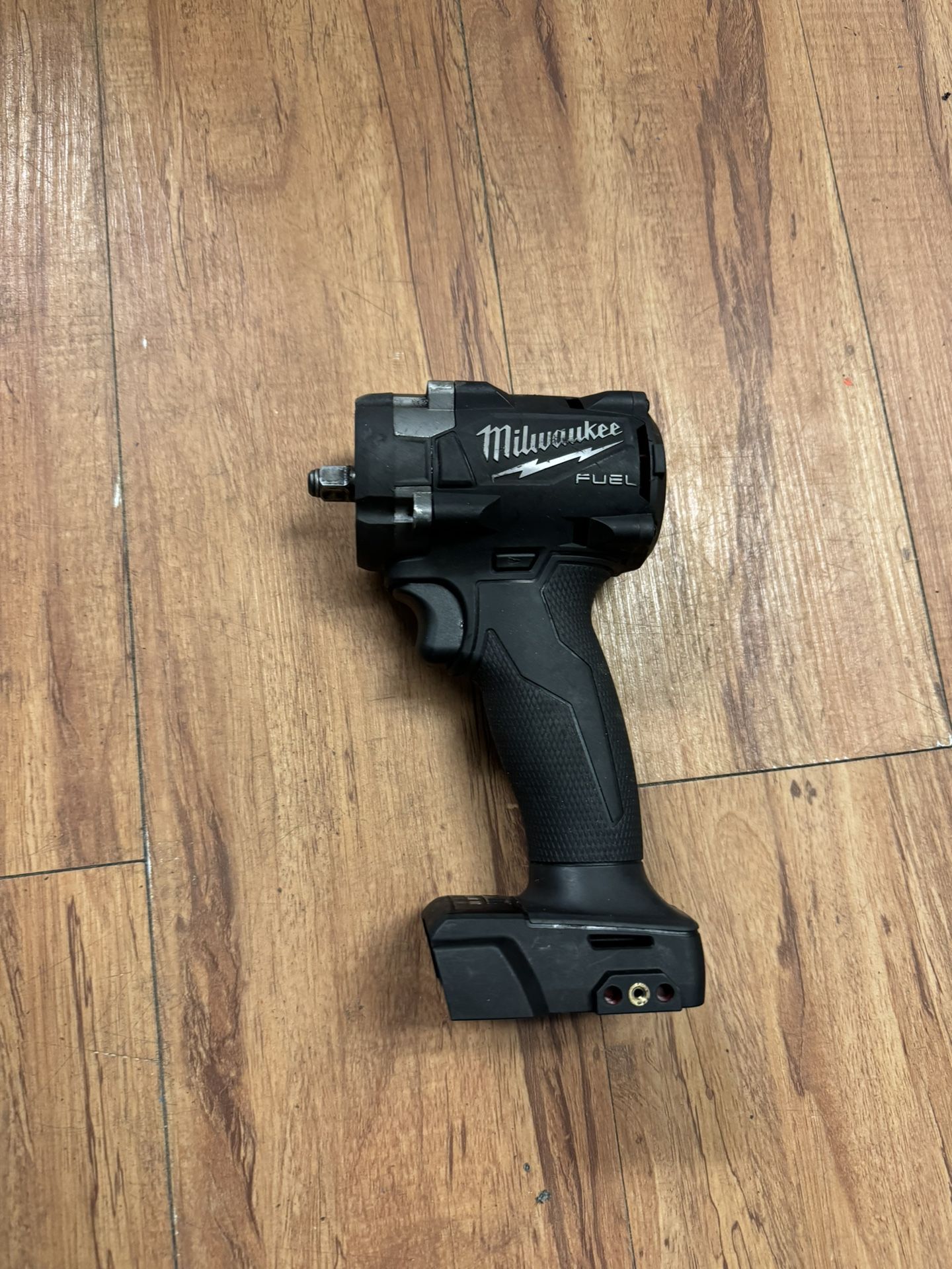 Milwaukee Black 3/8 Stubby Impact Wrench 