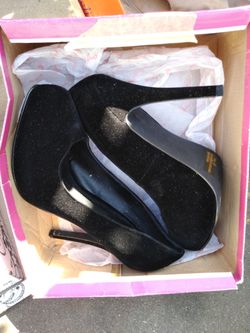 Suede black heels size 7 never been worn great condition