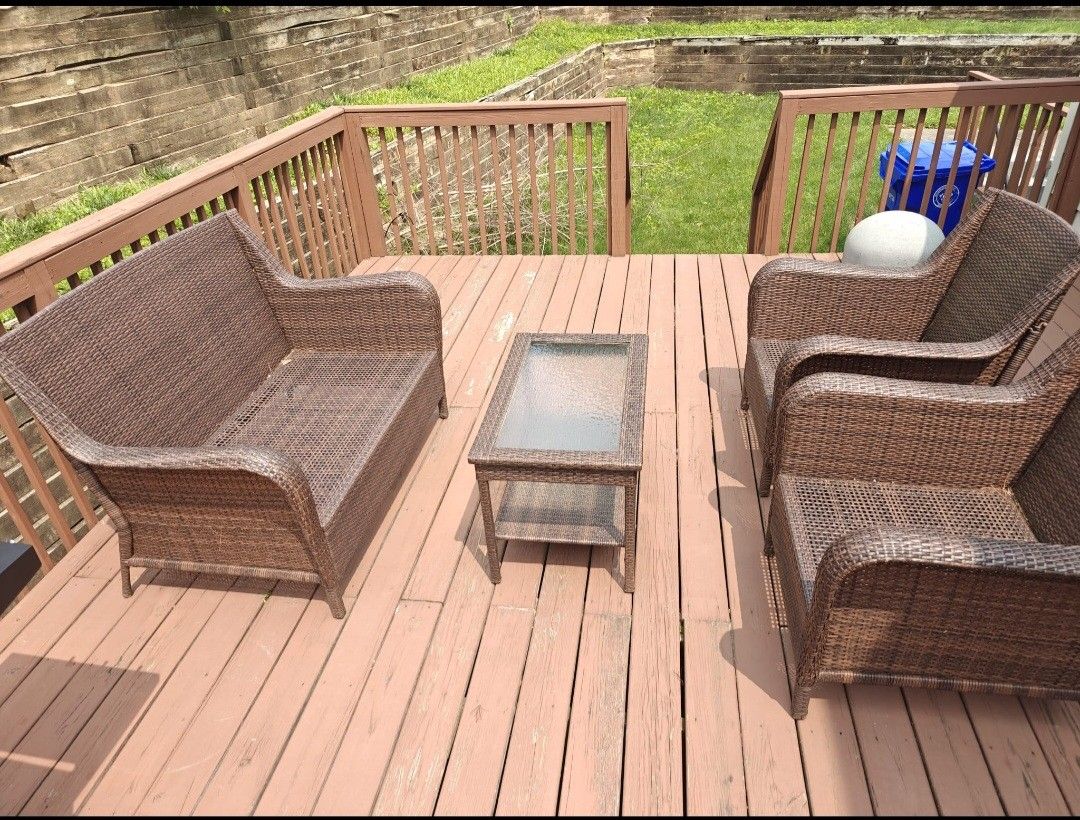 4 PIECE OUTDOOR PATIO FURNITURE