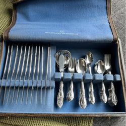 Vintage Wm. Rogers Deluxe Flatware Service For 12 