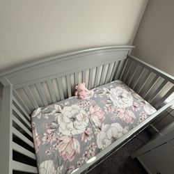 Graco Baby Crib ( Free Rocker included)