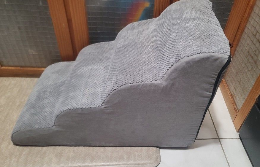 4 Steps Pet Stair. 28L  X 16w X 19H  ,  For Small Pets 