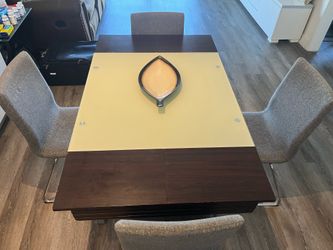 Comedor en vidrio y madera de 4 expansible a 6 con sillas nuevas