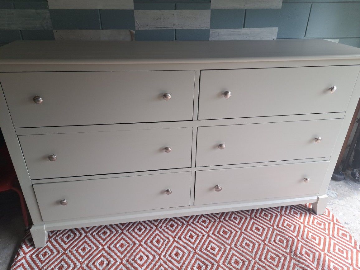 Dresser and 2 nightstands
