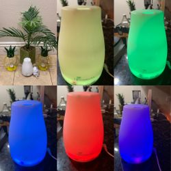 Faux Palm in Glass Vase , 2 Metal Pineapple Candle Holders & 8 Light Colored Diffuser