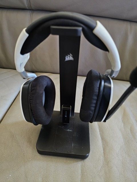 CORSAIR Void PRO RGB Wireless Gaming Headset - Dolby 7.1 with stand