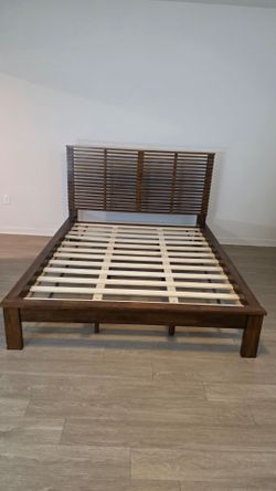 Linea Queen Bed Walnut