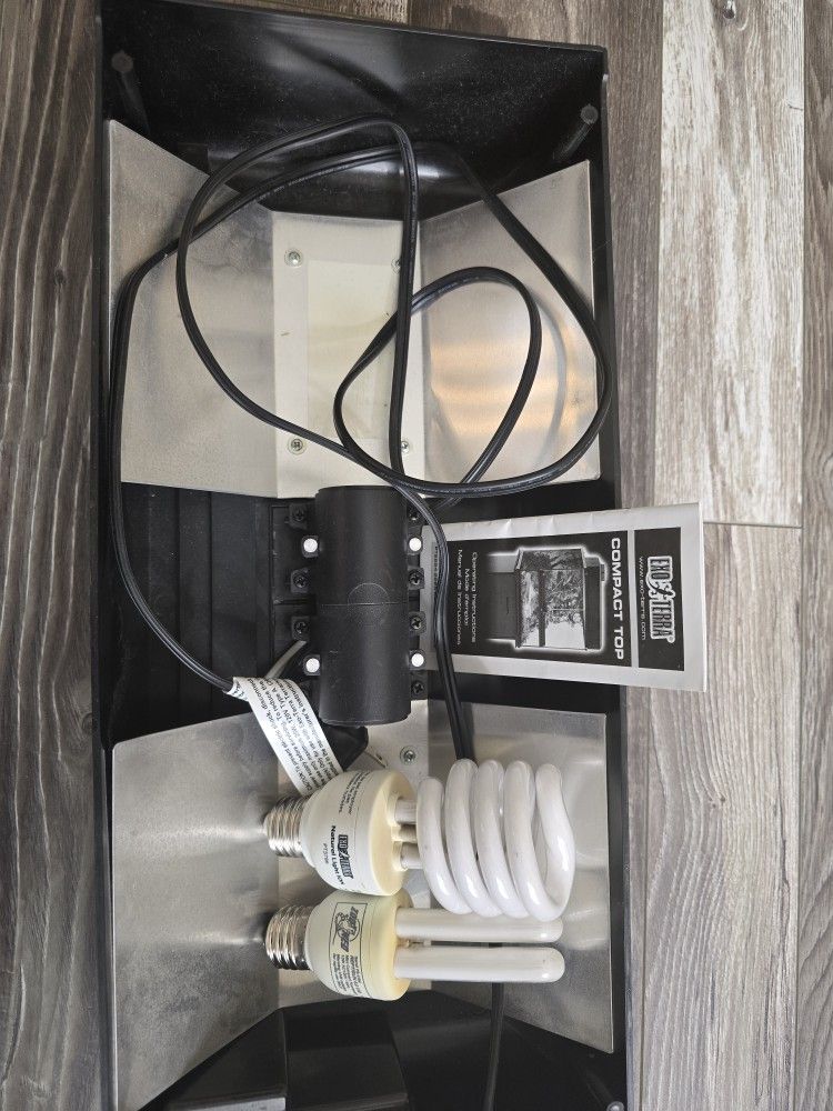 Exo Terra compact top 2 bulbs included
Compact fluorescent terrarium canopy.