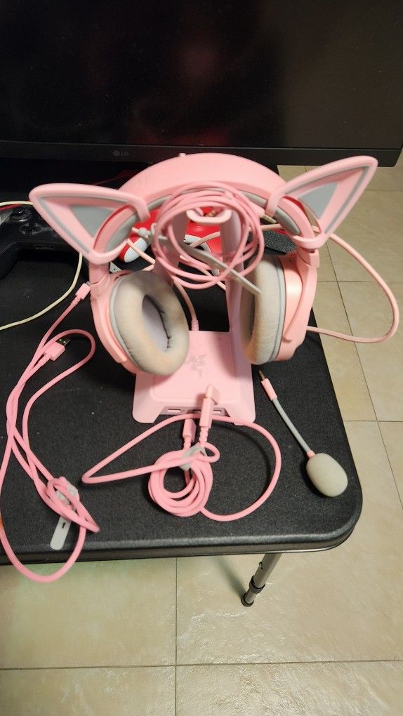 Razer Barracuda Pink Gaming Headset With Stand