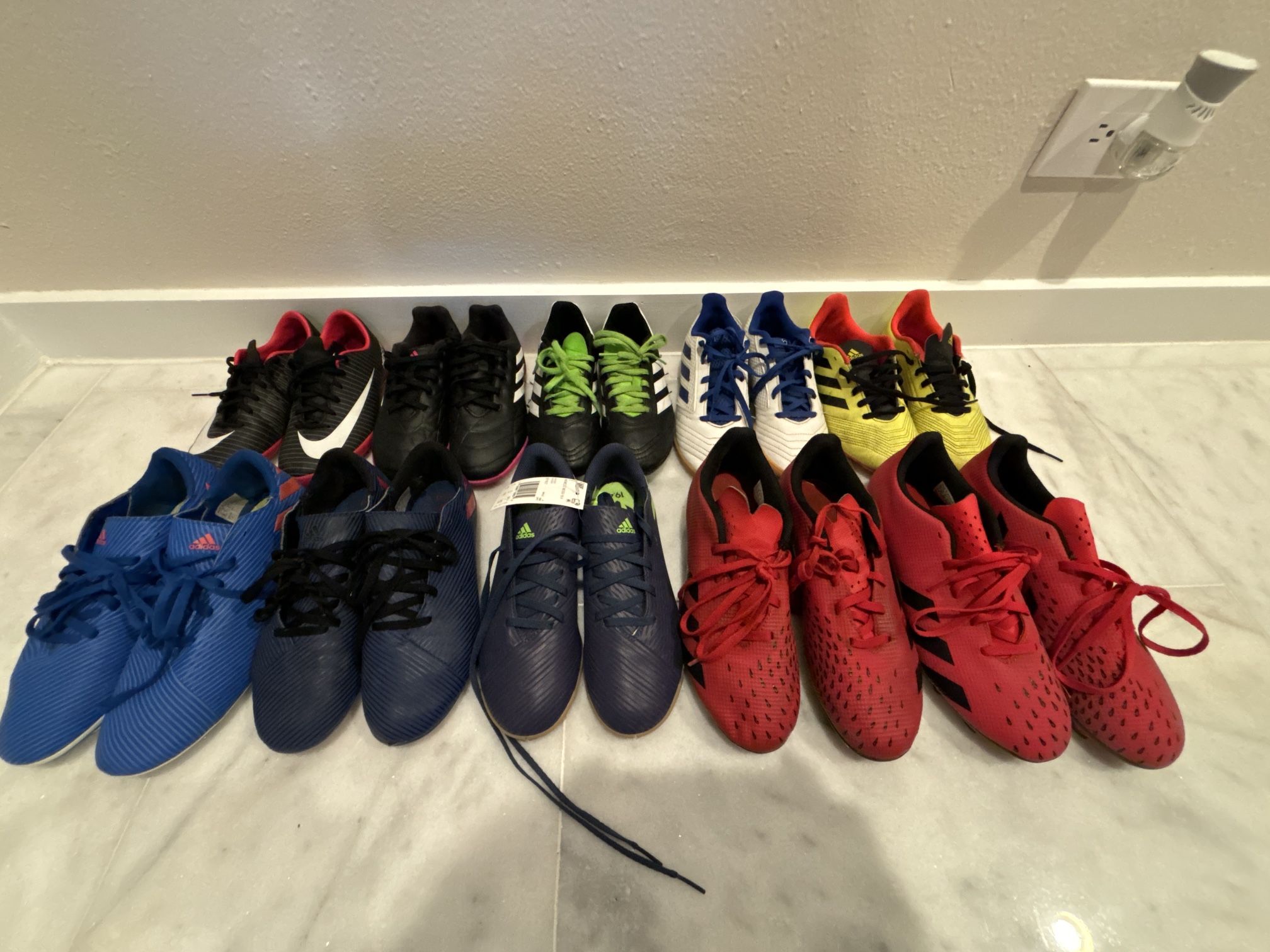 10 Pair Of Soccer Shoes Size 2.5 7
