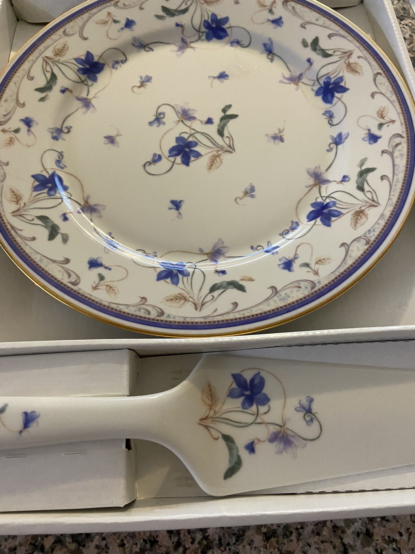 Cake Plate $ Server (New) $15 Yonkers 10710