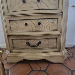 Antiqued Cream 3‑Drawer Nightstand – Curved Front & Carved Detail 