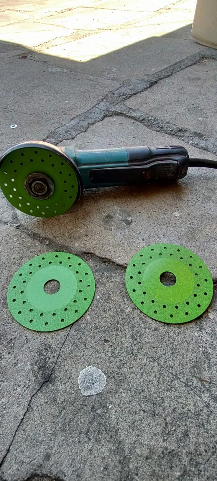 MAKITA GRINDER WITH 3 PCS GLASS CUTTING DISCS