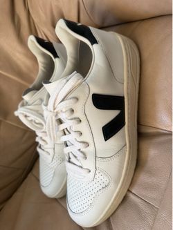 Veja v10 sneakers size 9 men’s